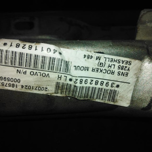 Накладка на порог Volvo V70 BW '2007-2015 пара L+R (дефект, треснут левый) 39882946