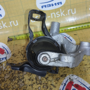 Подушка двигателя Honda D15B/D17A Civic ES1/EU1/ES3/EU3 2WD CVT + кронштейн С ТРЕЩИНОЙ перед, прав 50805-S5A-992 + 50825-S5A-990
