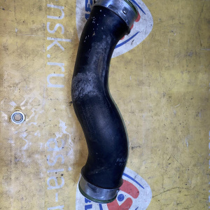 Патрубок интеркулера Volkswagen 5N0145832D Tiguan 5N1/5N2 CAWA/CCZ R н справа снизу резина