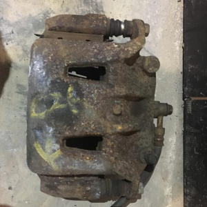 Суппорт Nissan C26 Serena перед, лев