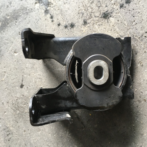 Подушка двигателя Nissan EM61 Leaf ZE0 зад. R 11320-3NA0A