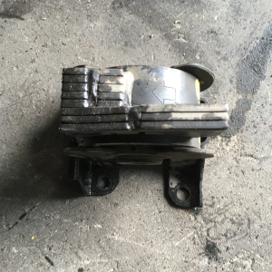 Подушка двигателя Nissan EM61 Leaf ZE0 зад. R 11320-3NA0A