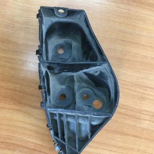 Крепление бампера Toyota Passo KGC10/QNC10 перед, лев 52116-B1010