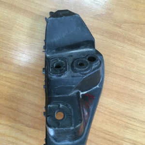 Крепление бампера Toyota Passo KGC10/QNC10 перед, лев 52116-B1010
