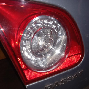 Крышка багажника Volkswagen Passat B6/3C2 '2005-2010 в сборе LB5M (дефект левого фонаря)
