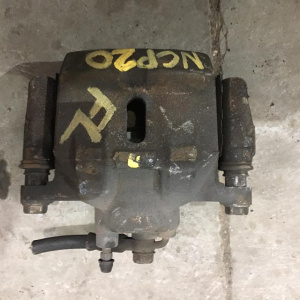 Суппорт Toyota NCP20/NCP21/NCP25/NCP30/NCP31/NCP34/NCP35/NCP60/NCP61/NCP65 Funcargo/ist перед, лев 47750-52020