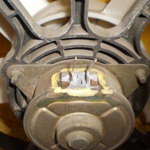 Диффузор радиатора Mazda Demio DW3W '2000 конд (Дефект)