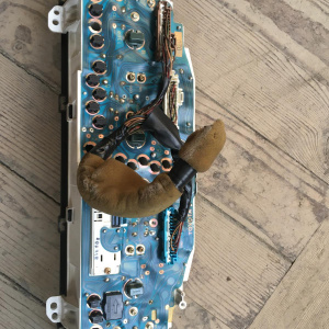 Панель приборов Toyota Carina CT210 '2000 дефект крепления 83800-20451