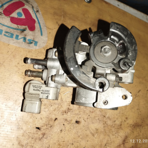 Заслонка дроссельная TOYOTA 3S-FE SV41 3 болта ( кат. ) сломан датчик положения 22210-7A560