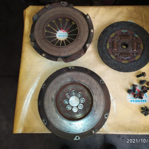 Маховик Toyota 3B/4B Dyna BU100 m/t ДЕФЕКТ диаметр 330 мм. толщина 45 мм. 8 болтов диаметр диска 275 мм.+ корзина ( E ) 13405-56040 / 13405-56041