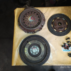 Маховик Toyota 3B/4B Dyna BU100 m/t ДЕФЕКТ диаметр 330 мм. толщина 45 мм. 8 болтов диаметр диска 275 мм.+ корзина ( E ) 13405-56040 / 13405-56041