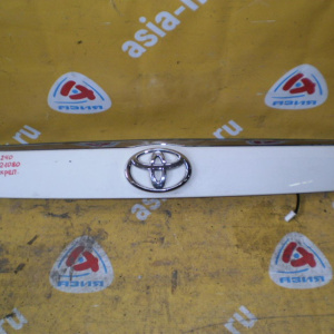 Накладка 5-й двери Toyota Caldina ZZT240 (Дефект крепления) 76801-21080