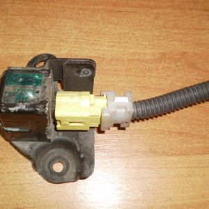 Датчик удара Toyota Mark II GX110 перед, прав 89173-30140