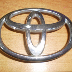 Эмблема Toyota 75311-02090 Camry ACV30 '2001-2004 На решётку радиатора