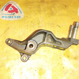 Крепление подушки ДВС Mazda ZL-DE Familia BJ5W '1998- перед, прав B25F39030B ( BC1D )