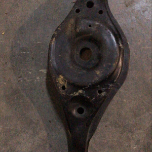 Рычаг Nissan J31/U31 Teana/Presage R н попер под пружину 551B09Y000