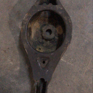 Рычаг Nissan J31/U31 Teana/Presage R н попер под пружину 551B09Y000
