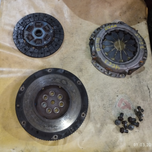 Маховик Mitsubishi 4G63 RVR N23W m/t ПРЯМОЙ 7 болтов, + корзина DOHC диаметр диска 216 мм. ДЕФЕКТ ТРЕЩИНЫ ( 63SK ) MD188159 / MD188160