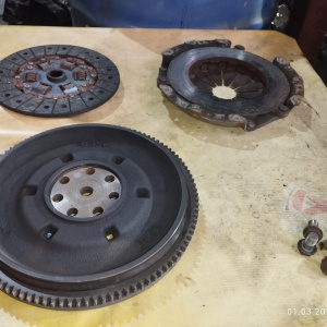 Маховик Mitsubishi 4G63 RVR N23W m/t ПРЯМОЙ 7 болтов, + корзина DOHC диаметр диска 216 мм. ДЕФЕКТ ТРЕЩИНЫ ( 63SK ) MD188159 / MD188160