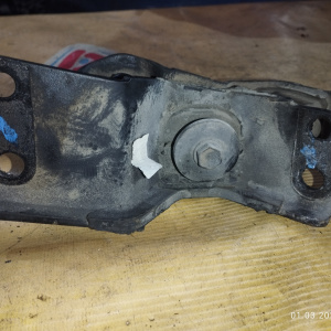 Подушка двигателя Toyota 5S Camry Gracia SXV20/SXV10 передний привод a/t низ. L 12372-03080/-03060
