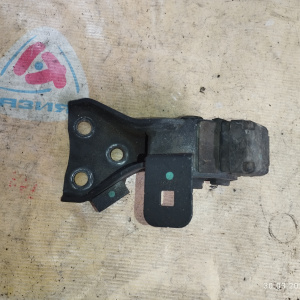 Подушка двигателя Mazda ZL Familia BJ5W зад. ДЕФЕКТ РВАНАЯ R B25E39040