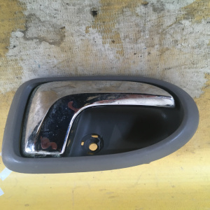 Ручка двери внутренняя Mazda Premacy CP8W R внутренняя