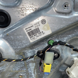 Дверь боковая Volkswagen Tiguan 5N1 '2008 перед, лев LC9X в сборе, молдинг (скол на накладке рамы окна) 5N0831055B