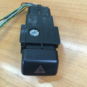Кнопка включения аварийной сигнализации Toyota 157294 Camry/Vista SV40