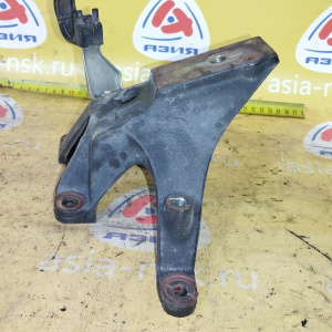 Крепление подушки ДВС Toyota 2UZ-FE Sequoia/Tundra UCK30/UCK45 перед, лев 12315-50090