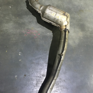 Катализатор Subaru Forester SF5 EJ205 Под лямдазонт и свечу догорания топлива. 44102FA040