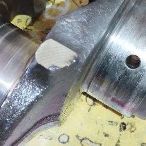 Коленвал TOYOTA 3CT-3CE-3CTE ДЕФЕКТ ПОД РАСТОЧКУ по диагонали 103 мм., диаметр 57/50,3 мм. ( под датчик коленвала ) + ШПОНКИ + БОЛТ 13411-64912