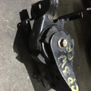 Подушка двигателя Mazda ZL/FP/FS Familia/Premacy BJ5W/CP8W 2WD a/t с кронштейном перед, лев B25E39070C