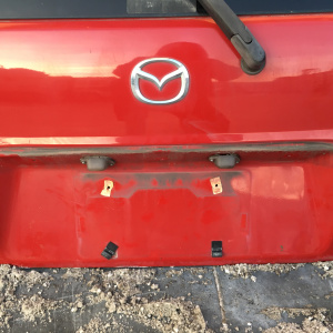 Дверь задняя Mazda Demio DW5W спойл. под метлу (без планки)