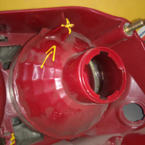 Стоп Hyundai Sonata EF/DA '2001-2013 L (трещины на стекле, скол на корпусе, сломано одно крепление) 92401-3D0