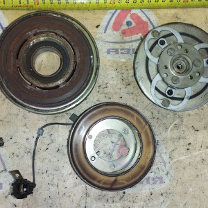 Шкив Компрессора кондиционера Nissan Presage U30/N30 KA24-DE в сборе с подшипником 4 ручейка