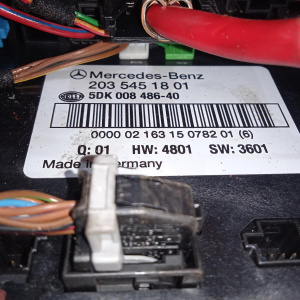 Блок предохранителей Mercedes C-Class W203/C209 задний в багажнике блок SAM A2035451801