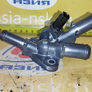 Тройник Toyota 16305-24010 RAV4 MXAA52 M20A-FKS L F пластик на гбц с датчиком температуры