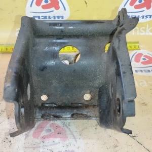 Крепление подушки ДВС Nissan QR20/QR25 X-Trail/Primera T30/P12/U30/C24 2WD a/t зад. R 11332AU400