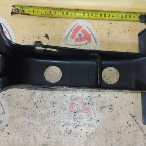 Крепление подушки ДВС Toyota 2L/3L/5L/2RZ Hiace LH100/RZH101/TRH102 2WD a/t зад. верх F ( B ) 51403-95J01
