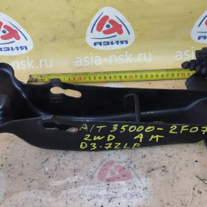 Крепление подушки ДВС Toyota 2L/3L/5L/2RZ Hiace LH100/RZH101/TRH102 2WD a/t зад. верх F ( B ) 51403-95J01