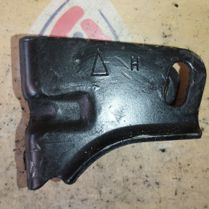 Крепление подушки ДВС Toyota 4A/5A 2WD a/t перед. A131L F ( H )