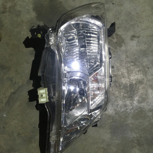 Фара Nissan 100-23097 прав Serena C26