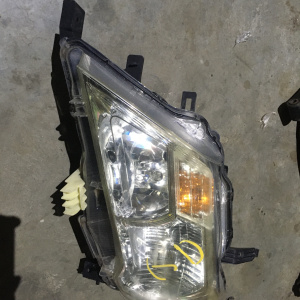 Фара Nissan 100-23097 лев Serena C26