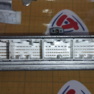 Коса ДВС Toyota 1NZ NCP42 2WD a/t ДЕФЕКТ U340E 9к.+  компьютер 89661-0D160 разъём компьютера в 4 ряда мех. заслонка