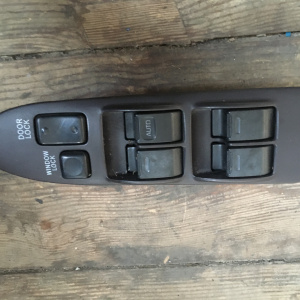 Пульт стеклоподъемника Toyota Corolla/Sprinter/Corolla Ceres/Sprinter Marino AE10# перед, прав дефект оснастки