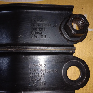 Крепление подушки двс Land Rover B6324S Freelander LR2/L359 '2007 пара на нижнюю опору н LR000596, LR000598