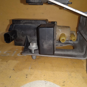 Клапан вакуумный Mercedes A0101531328 E-Class W212 M274E20/274.920 '2014 в сборе с A0025407097