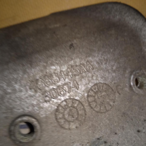 Кронштейн генератора Chrysler EDZ PT Cruiser PT24/PL '2006 2.4L нижний н 4668445AA