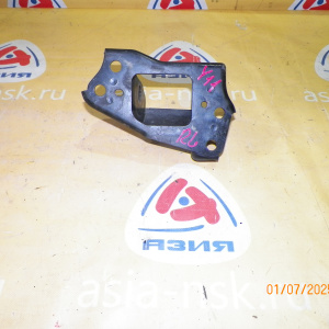 Крепление рычага Nissan 2WD=4WD Wingroad/AD/Avenir/Avenir Salut/Liberty/Expert Y11, W11, M12 L R спереди на продольный рычаг (под болт эксцентик)