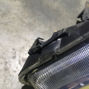 Фара TOYOTA 44-68 лев Isis ZGM10 дефект крепления